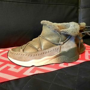 WINTER BOOTS WITH NATURAL FUR USED GENTLY size 6, $70